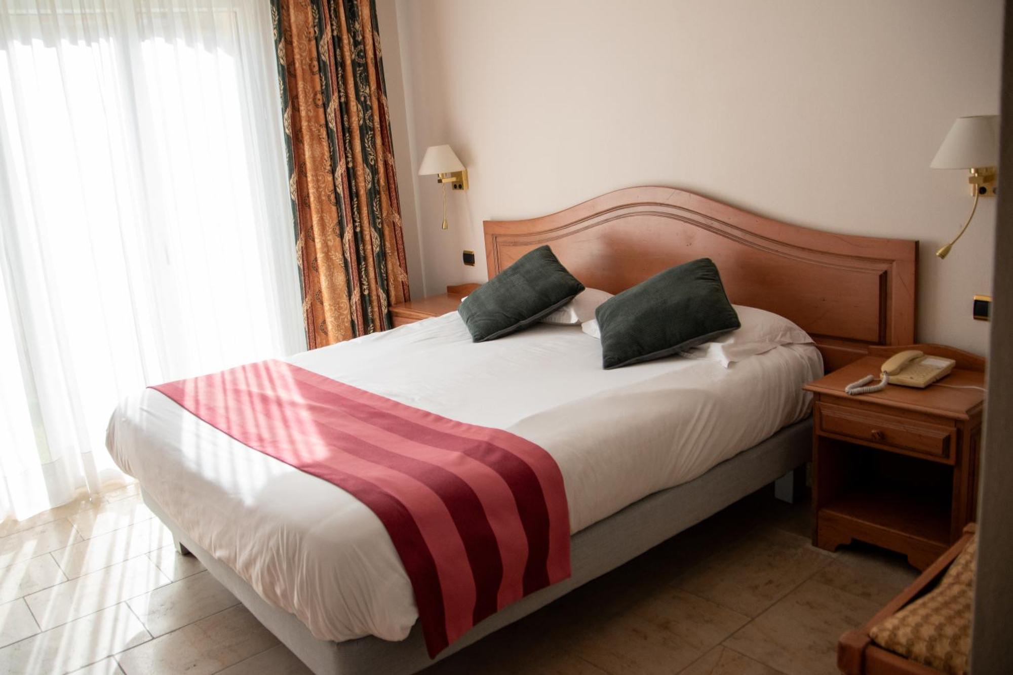 Logis Le Saint Nicolas Bar-sur-Aube Bagian luar foto