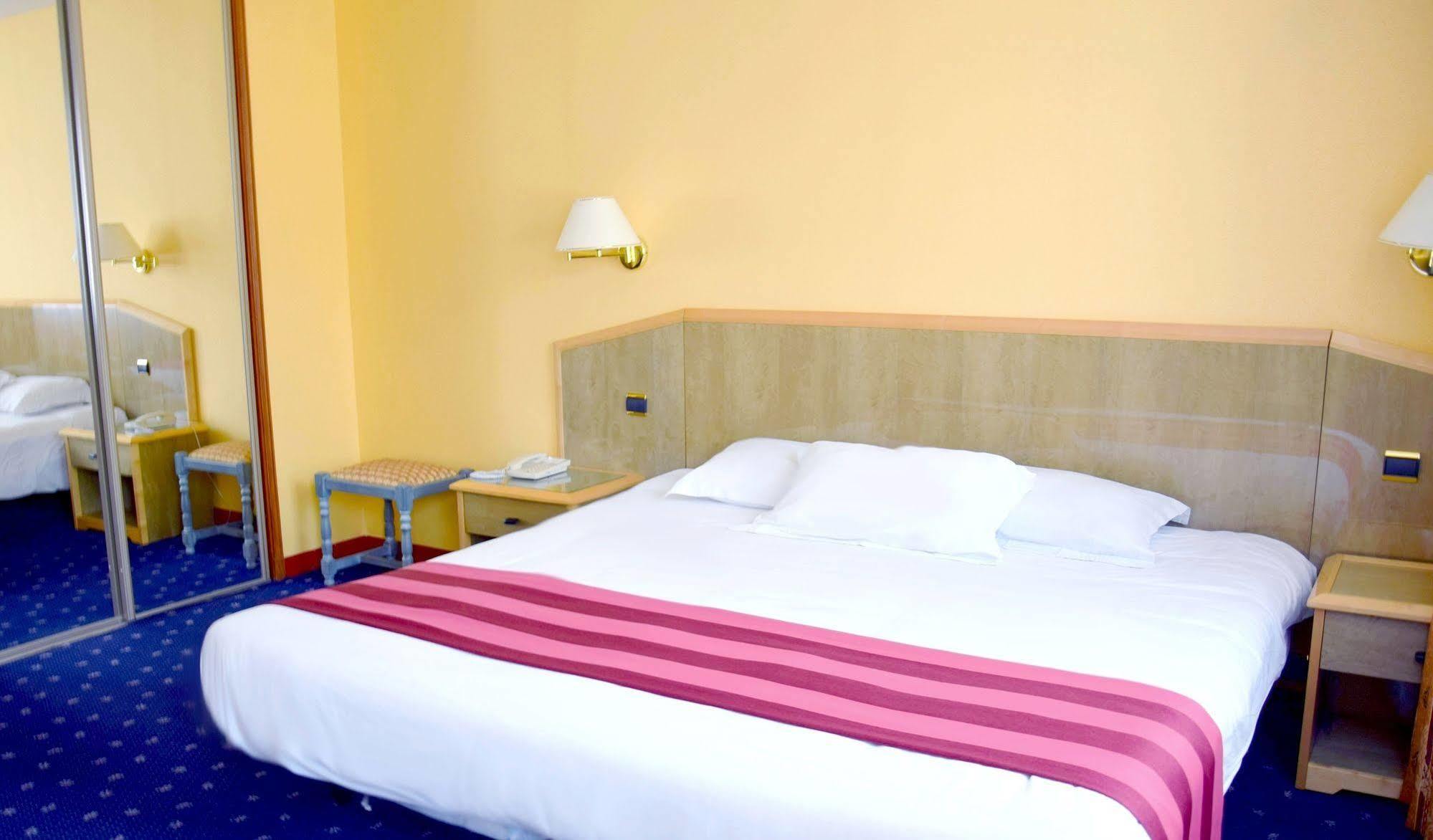 Logis Le Saint Nicolas Bar-sur-Aube Bagian luar foto