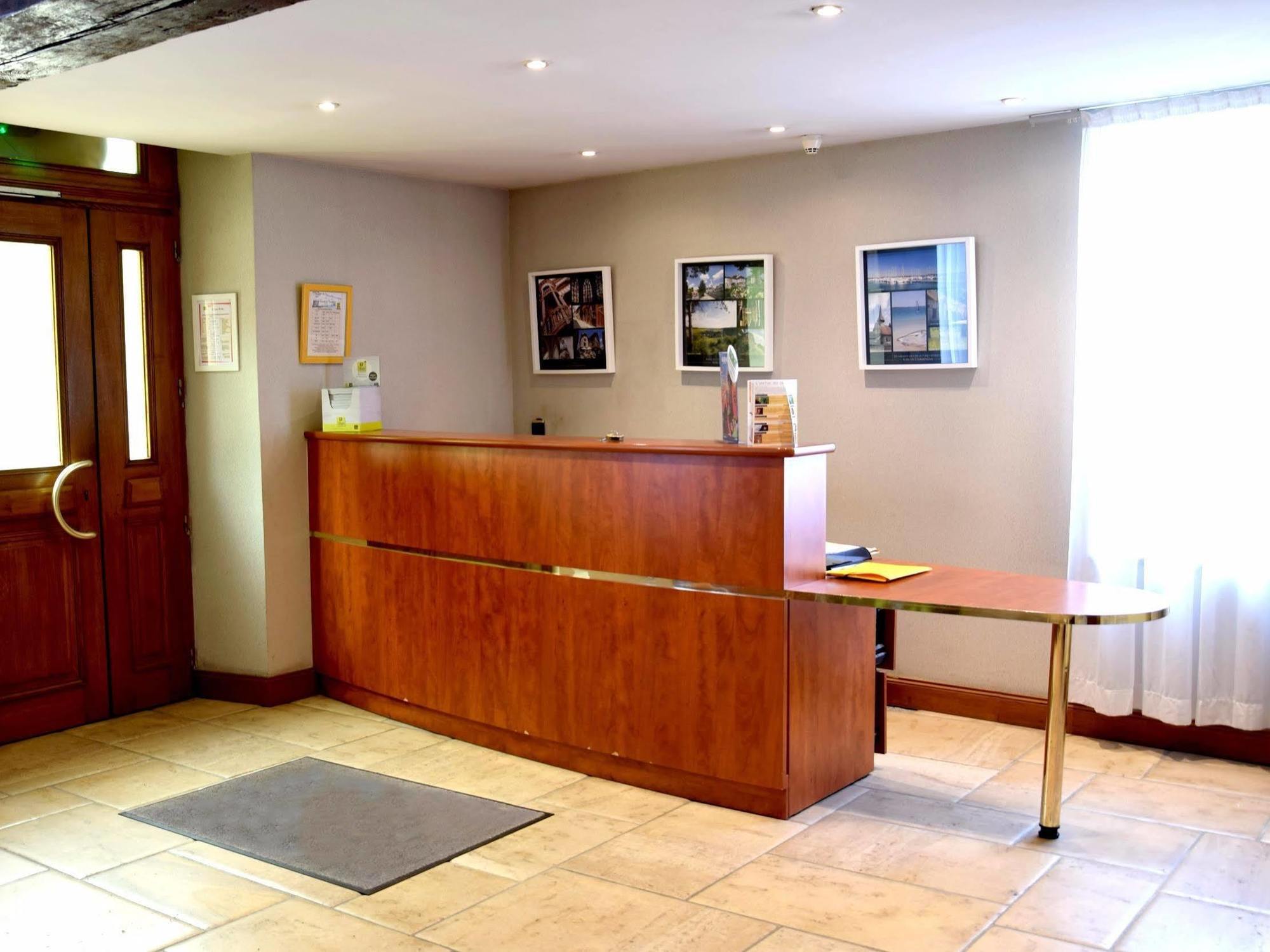 Logis Le Saint Nicolas Bar-sur-Aube Bagian luar foto