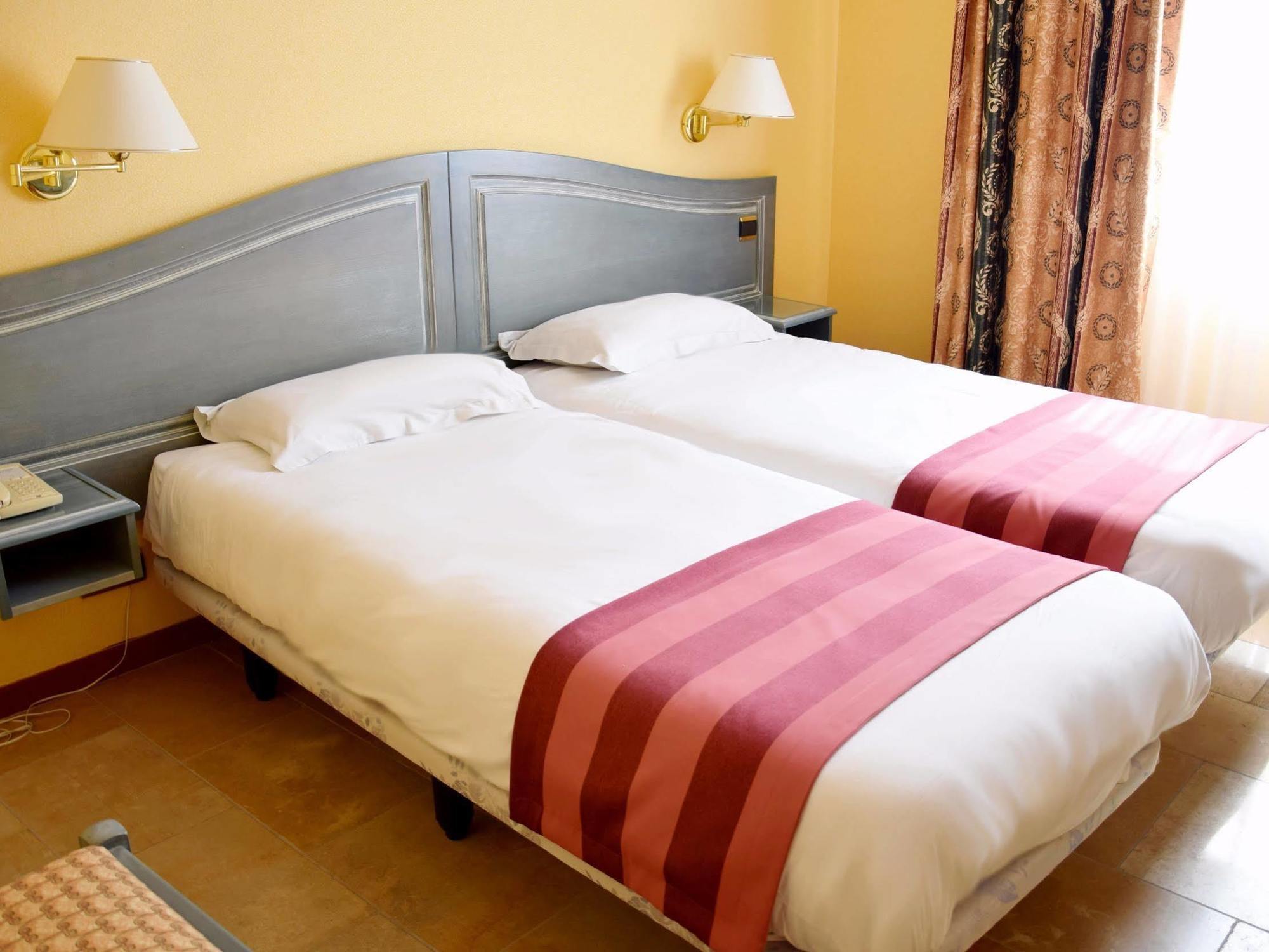 Logis Le Saint Nicolas Bar-sur-Aube Bagian luar foto